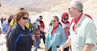 بالصور.. جيهان السادات تزور مقابر توت عنخ آمون وسيتى الأول فى الأقصر