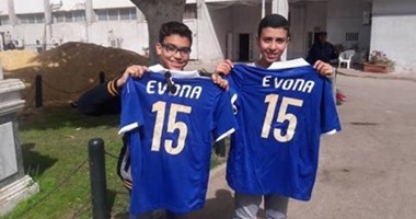 بالصورة ..إيفونا يوزّع قميصه على الأطفال فى الأهلى