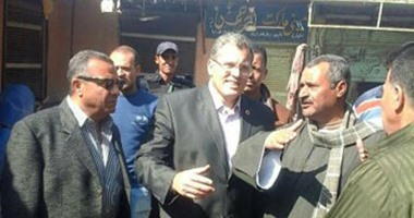 مدير أمن شمال سيناء يطالب الأهالى بمعاونة الأمن خلال جولة بأسواق العريش