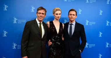 بالصور.. توم هيدليستون وهيو لورى فى عرض مسلسل"The Night Manager" ببرلين