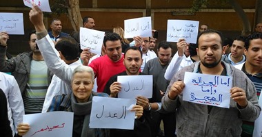 بالصور.. وقفة لأطباء "المطرية التعليمى" للتنديد بالاعتداء على المستشفيات