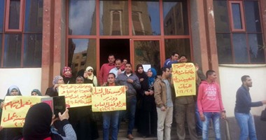 وقفة احتجاجية لعمال مصنع الأغذية المدرسية بالقليوبية للمطالبة بالتثبيت