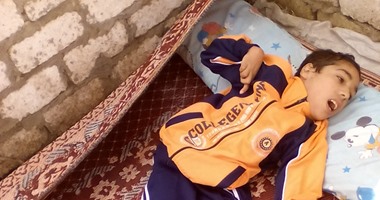 بالصور.. مأساة أسرة بالمنوفية بسبب إصابة طفل بضمور فى المخ ألزمه الفراش منذ 16 عاما.. والده: "أنا على المعاش وأمه توفت ومش قادر أوفر له العلاج ومحتاجين سرير طبى وعلاج"