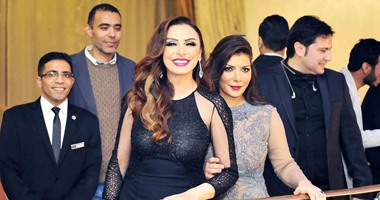 بالصور.. لأول مرة أصالة وأنغام وجها لوجه فى حفل جماهيرى بحضور نجوم الفن والإعلام.. النجمتان تغنيان معا "خانة الذكريات" و"اهى جت" و"سؤال بسيط" و"حتة ناقصة".. وتختتمان الحفل بأغنية "يا حبايب مصر"
