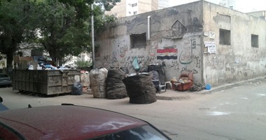 صحافة المواطن: جامعو القمامة يستولون على محيط الوحدة الصحية فى الإسكندرية