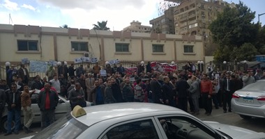 عاملو بنك الائتمان تظاهرون للمطالبة بإلغاء الشركة الزراعية
