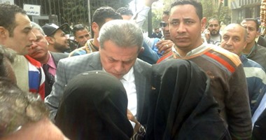 الشكوى تنهال على توفيق عكاشة أمام بوابة البرلمان‎