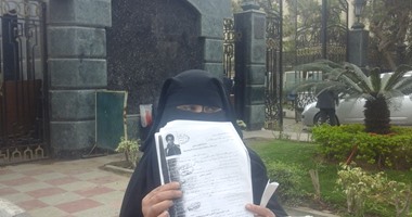 سيدة أمام البرلمان: "ابنى معتدى عليه جنسيا ومريض نفسى ومش بنلاقى ناكل"‎