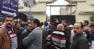 بالصور.. تجمهر أفراد وأمناء الشرطة بمديرية أمن الشرقية بعد القبض على 4 من زملائهم.. المحتجون يطالبون بالكشف عن مكان احتجازهم.. ومدير الأمن وقيادات المديرية لم ينجحوا فى إنهاء الوقفة