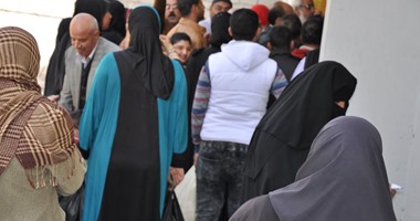 بالصور.. تفاقم أزمة نقص السلع التموينية ببورسعيد.. مواطنون: الحكومة فشلت فى توفير احتياجات محدودى الدخل لنقاط المنظومة الجديدة.. والمسئولون: "مفيش أزمة وتوزيع الزيت التموينى على البدالين حسب البيع"