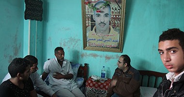 بالصور.. "اليوم السابع" فى منزل ضحية "الإيجار القديم".. مالك عقار يذبح نجل ساكن على باب البيت.. والده: كان عايز يطفشنا.. والدته: وهو بيموت قال لاخوه "خلى بالك من ماما".. وأسرة المتهم تلوذ بالفرار