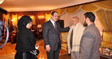 وزير الداخلية يلتقى أسرة قتيل "الدرب الأحمر"