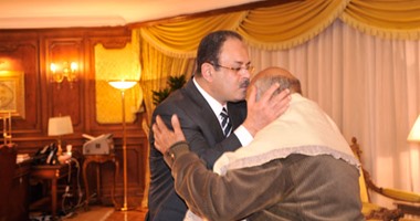 "الداخلية تعتذر".. مجدى عبد الغفار مقبلاً رأس والد السائق ضحية واقعة "الدرب الأحمر": نأسف لهذا الحادث وحق "محمد" مسئوليتى الشخصية ولن يضيع هدرًا.. الأمناء: نرفض التجاوز ونعتذر للشعب ولن يتكرر الأمر