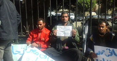 بالصور.. ذوو الإعاقة يضربون عن الطعام أمام مجلس النواب‎