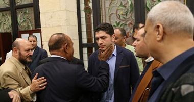 بالصور.. نائب يتعدى بالضرب على أحد الصحفيين داخل مجلس النواب