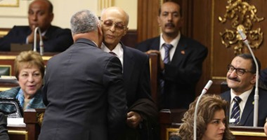 بالصور.. مصطفى بكرى يعانق سيف اليزل مع بداية جلسات البرلمان اليوم‎