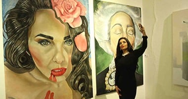 دانا حمدان تلتقط "سيلفى" مع لوحتها بصالون القاهرة الـ57 للفنون التشكيلية