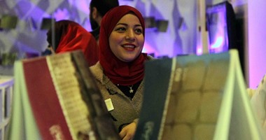 ما بين الحب والتمرد والحكايات .. ماذا تقرأ الفتيات فى معرض الكتاب؟