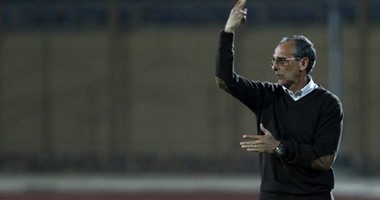 فييرا يُطالب لاعبى سموحة باستغلال "كبوة" الزمالك