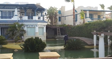 بالصور..مياه البحر تغمر قرية سياحية بالساحل الشمالى لسوء الأحوال الجوية