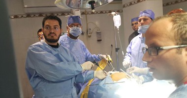 بالصور.. أطباء من جامعة المنصورة ينجحون فى استئصال رحم بالمنظار فى دمياط