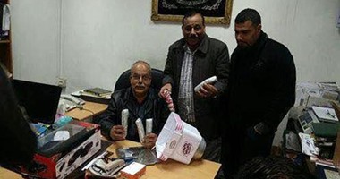 بالصور.. ضبط كليو "ماريجوانا" داخل ماكينة غزل بنات فى طرد بالمطار