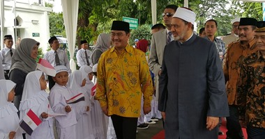 بالصور..شيخ الأزهر يفضح الغرب من إندونسيا ويطلق دعوة للتعايش.. أحمد الطيب يرد على بابا الفاتيكان: اضطهاد بعض المسيحيين يقع أضعافه على المسلمين..رؤساء كنائس بأمريكا يبيحون الشذوذ فكيف سيواجهون المسيح؟