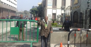 "مرشح البنطلون" لتوفيق عكاشة: "عاوز الكارنية علشان أدخل البرلمان" والنائب يرد: حاضر‎