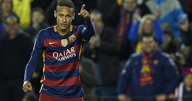 والد نيمار يتفاوض لرحيل نجله من برشلونة إلى سان جيرمان