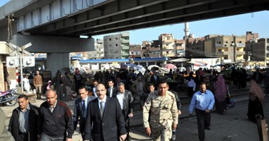 محافظ القليوبية يشرف على إزالة الإشغالات والباعة الجائلين بمنطقة الكباري بمدينة بنها