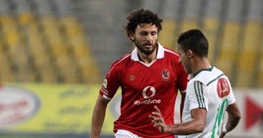 شاهد.. حسام غالى يهرب من "الفتيات" بالجرى داخل فندق الإقامة بالمنصورة