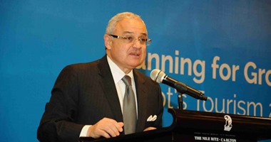 وزير السياحة: "العاملون بالقطاع على رأسى من فوق ولا أقبل إهانتهم"