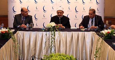 بالصور..شيخ الأزهر:الأمة تمر بمرحلة صعبة ومسئوليتنا الوصول بها لبر الأمان