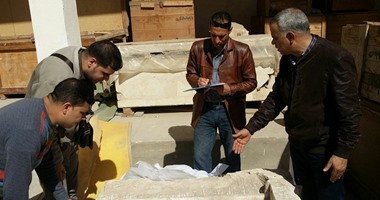 بالصور.. نقل لوحة حجرية من مخزن المتحفى بالهرم للمتحف المصرى الكبير