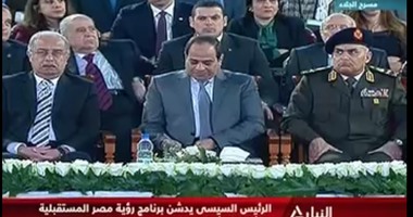 السيسى يدون ملاحظاته عن مشاكل الشباب بمؤتمر "رؤية مصر 2030"