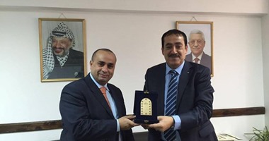 بالصور.. قنصل فلسطين بالإسكندرية يهدى وفدا قضائيا درعا تذكاريا