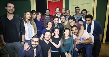 متسابقو "اختار نجمك" يلتقطون صورًا مع حسن الرداد