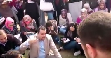 بالفيديو.. دكتور جامعى يلقى محاضرته فى فناء كلية التجارة بجامعة حلوان