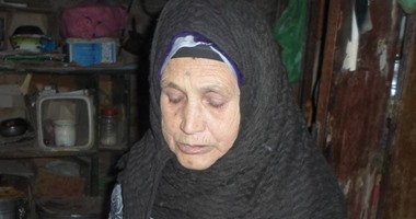 بالصور.. مأساة سيدة عجوز تنام على شكائر فى غرفة مظلمة بسوهاج ولا تجد من ينفق عليها.. الحاجة نادية: "المرض هدنى ومش قادرة آخد الدواء من قلة الأكل وعايزة معاش ونفسى فى مرتبة أنام عليها"
