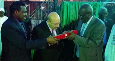 بالصور.. البنك المركزى السودانى يكرم رئيس اتحاد المصارف العربية