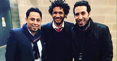أبو تريكة يؤازر محمد الننى من لندن بعد خسارة أرسنال من برشلونة