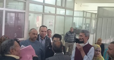 بالصور.. تجمهر موظفى حى الخليفة للمطالبة بإقالة رئيس الحى