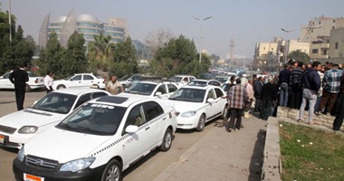 سائقو التاكسى الأبيض يقطعون الطريق بميدان مصطفى محمود فى الاتجاهين