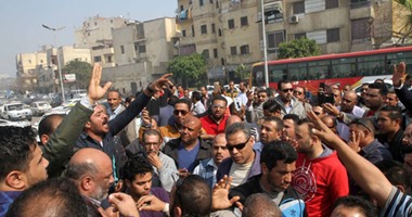 بالصور.. وقفة احتجاجية لسائقى التاكسى الأبيض أمام مستشفى 57357  