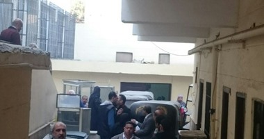 نائبة محافظ القاهرة تعد موظفى حى الخليفة بتنفيذ مطالبهم 