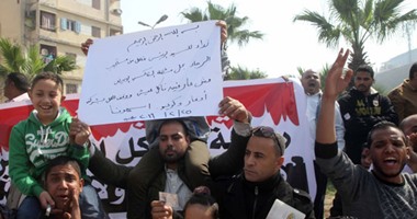 وقفة احتجاجية لسائقى التاكسى الأبيض أمام مستشفى 57357