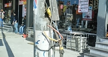 بالصور.. أعمدة الإنارة مكشوفة الأسلاك تنتشر بميدان المسلة فى الفيوم