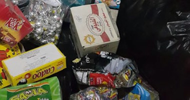 بالصور.. ضبط سجائر مجهولة المصدر ومواد غذائية منتهية الصلاحية بالعجمى