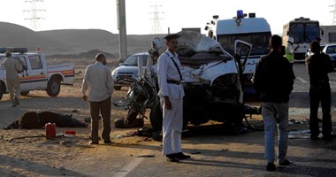 بالصور.. إصابة 4 أشخاص فى تصادم سيارتين بطريق العين السخنة فى السويس