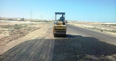 بدء أعمال رصف طريق عزبة البرج بدمياط
